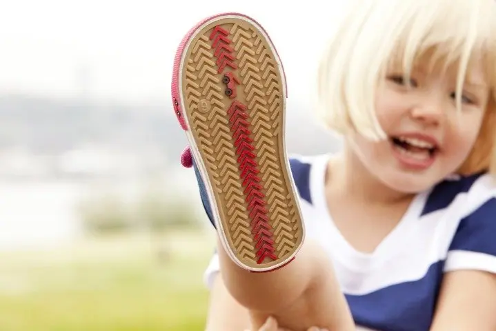 Child&#8217;s shoe size by age: boy, girl, respectively