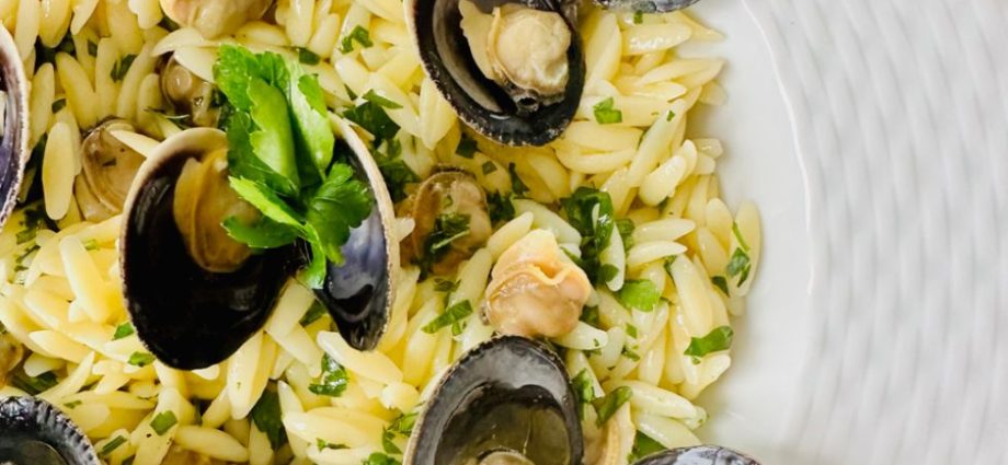 How to Make Orzo with Clams and White Wine