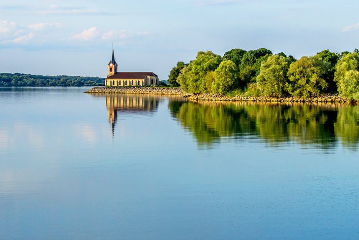 10 Top-Rated Lakes in France