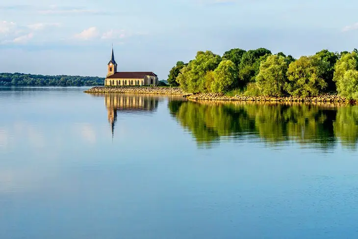 10 Top-Rated Lakes in France