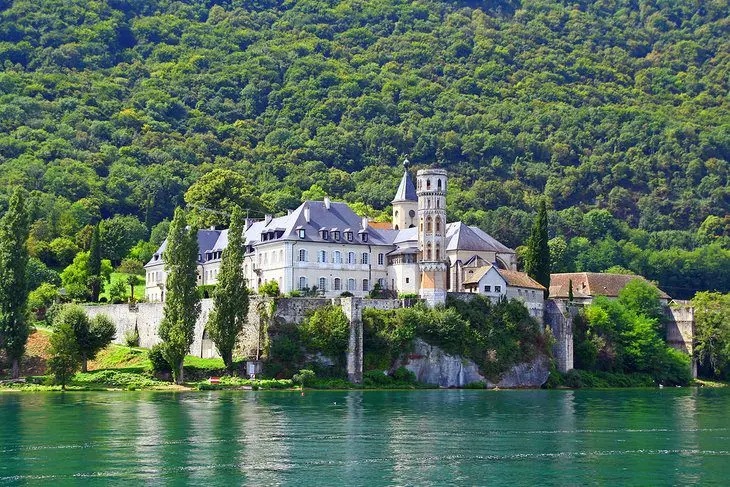 10 Top-Rated Lakes in France