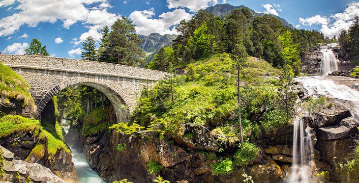 11 Best Waterfalls in France