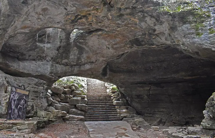 11 Top-Rated Caverns in Texas