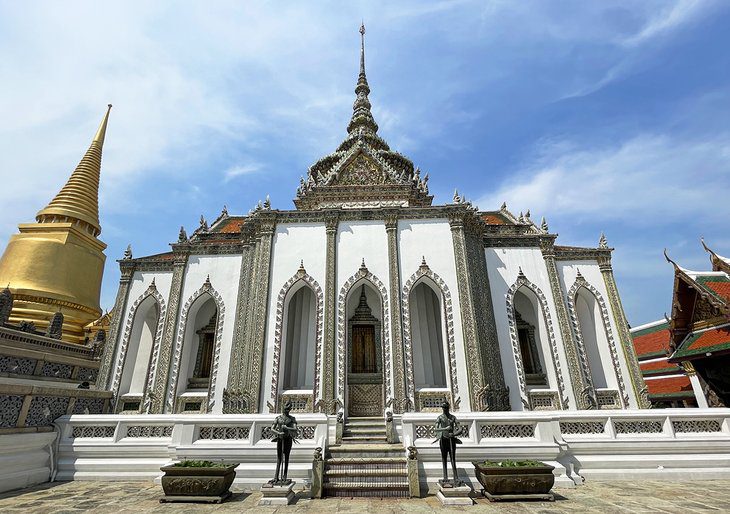 13 Highlights at Bangkoks Grand Palace: A Visitors Guide