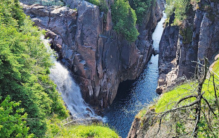 14 Top-Rated Waterfalls in Canada