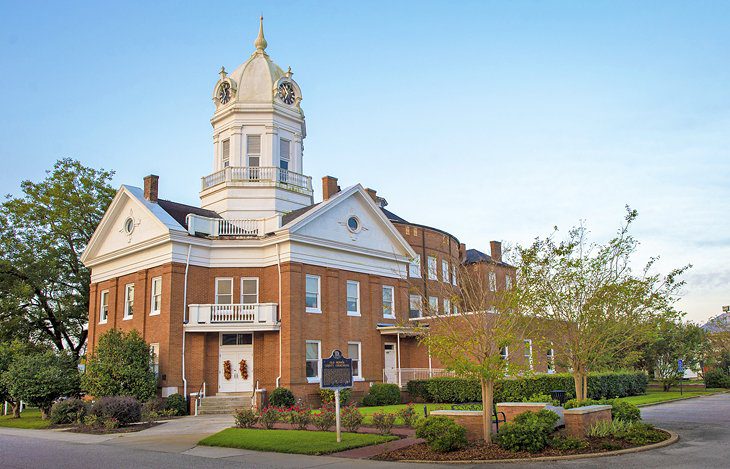 15 Top-Rated Small Towns in Alabama