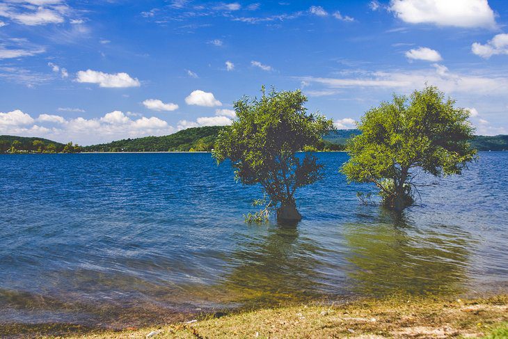 16 Best Lakes in Arkansas