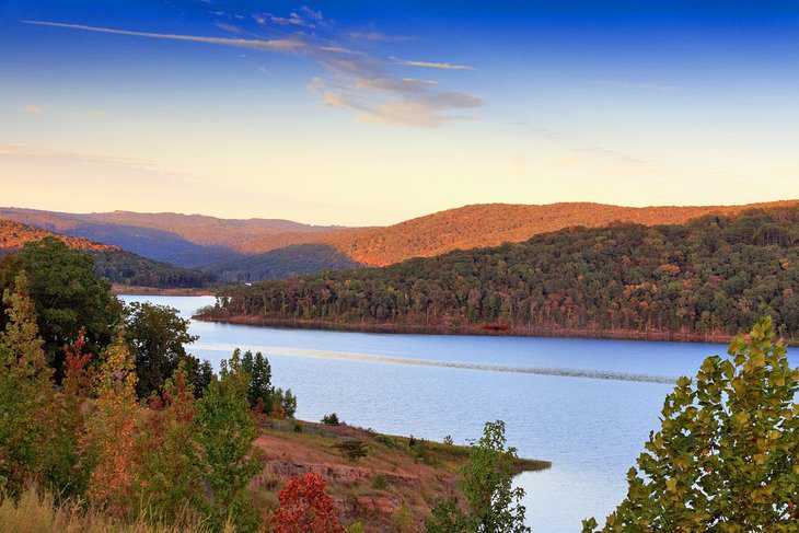 16 Best Lakes in Arkansas