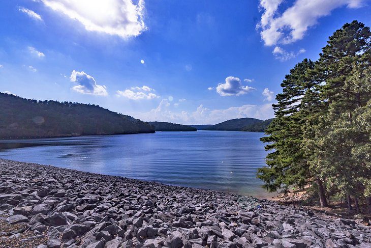 16 Best Lakes in Arkansas