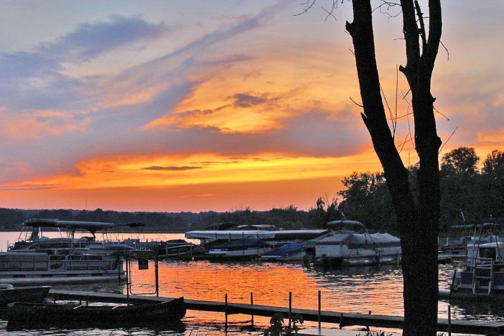 16 Best Lakes in Ohio: Swimming, Boating & Fishing