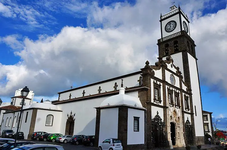 9 Top Tourist Attractions in Ponta Delgada & Easy Day Trips