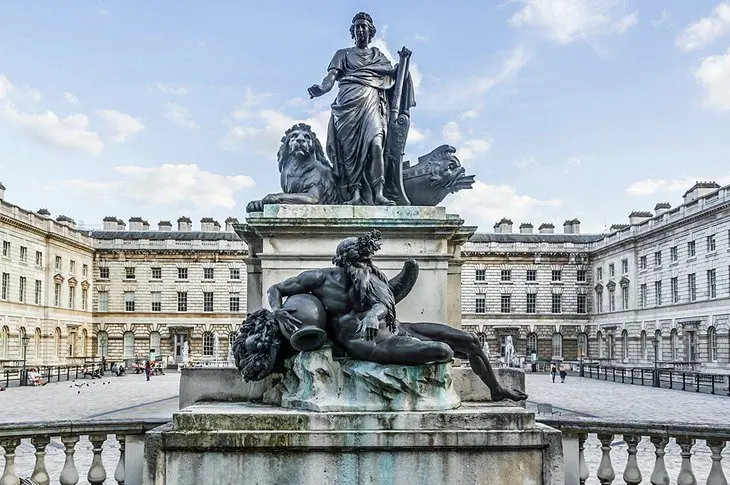 Trafalgar Square, London: 15 Nearby Attractions, Tours & Hotels