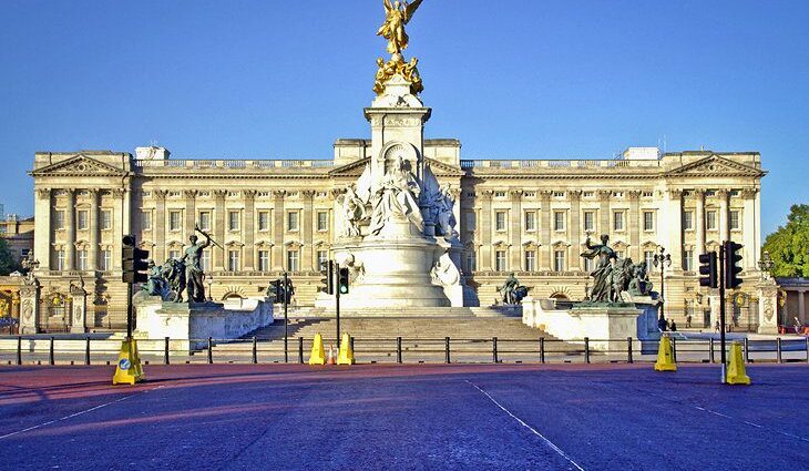 Visiting Buckingham Palace: 10 Best Things to See &#038; Do