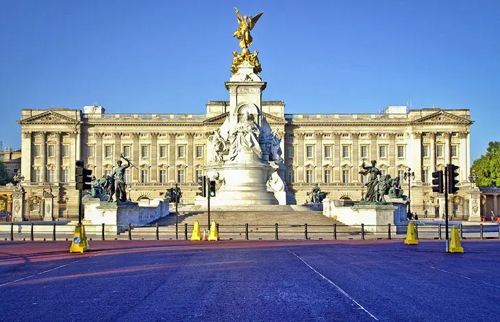 Visiting Buckingham Palace: 10 Best Things to See & Do