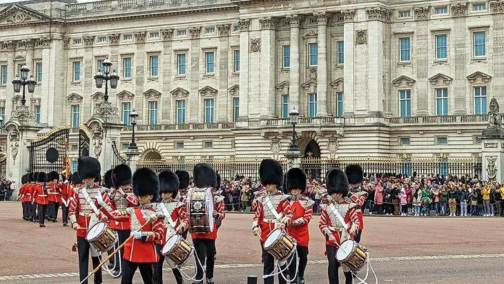 Visiting Buckingham Palace: 10 Best Things to See & Do